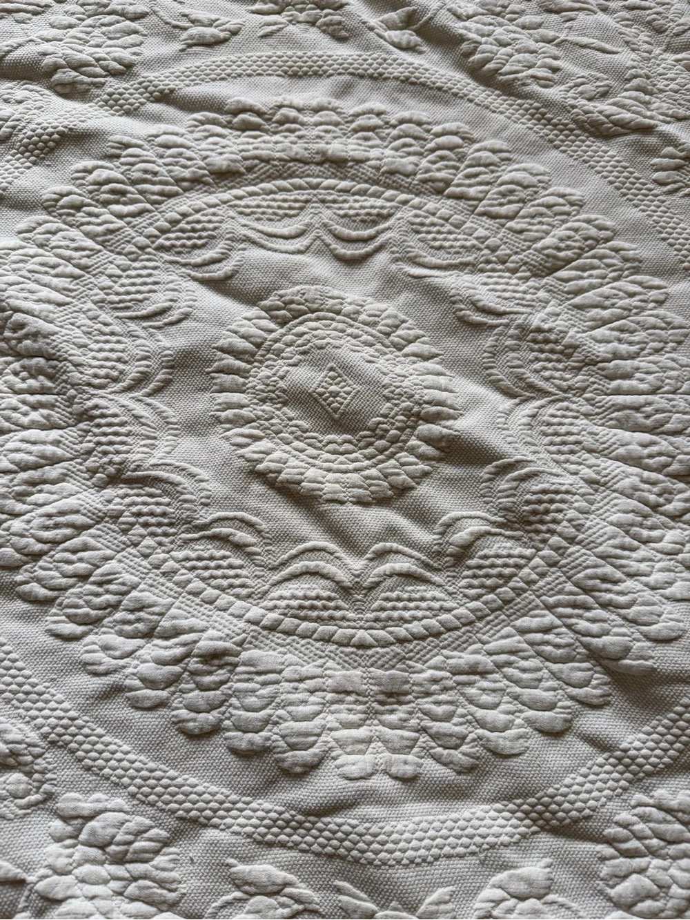 VTG Bates Queen Elizabeth Cream Matelasse Fringe Bedspread 90 x 104
